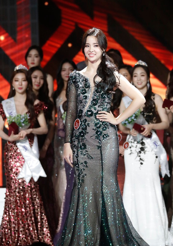 Tân hoa hậu có vẻ đẹp dịu dàng và tươi sáng