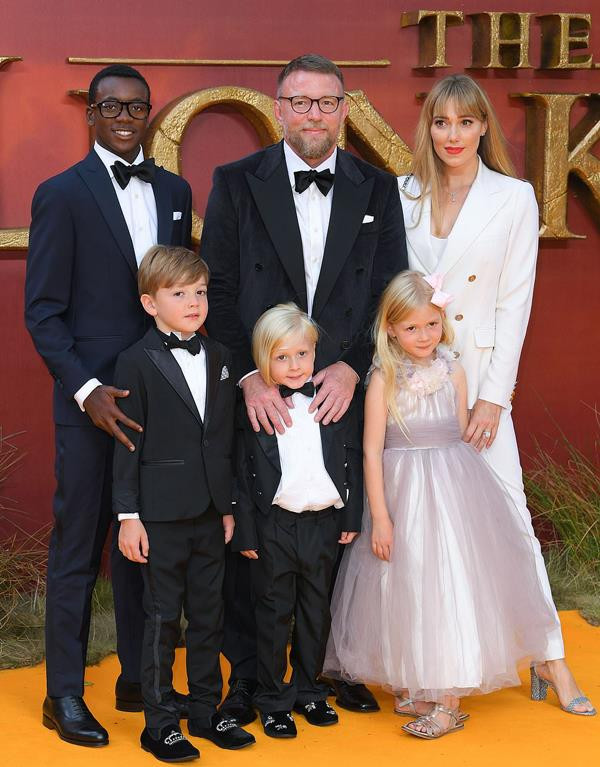 Đạo diễn Guy Ritchie bên vợ trẻ kém 13 tuổi Jacqui cùng các con.