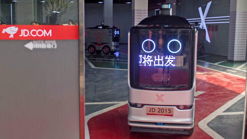 Xe tự hành dựa trên hệ thống camera và cảm biến để nhận biết xung quanh và đi đến đích mà không va chạm với các vật cản.