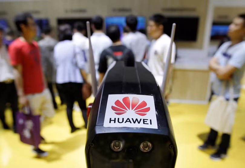 Một robot bảo mật sử dụng công nghệ 5G của Huawei được trưng bày tại một triển lãm trong Đại hội Tình báo Thế giới ở Thiên Tân, Trung Quốc ngày 16.5.2019. Ảnh: Ruters
