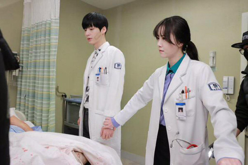 Đến năm 2015, cả hai cùng tham gia bộ phim Blood, nơi tình yêu của họ bắt đầu chớm nở.Ảnh: CNA Đến năm 2015, cả hai cùng tham gia bộ phim Blood, nơi tình yêu của họ bắt đầu chớm nở.Ảnh: CNA