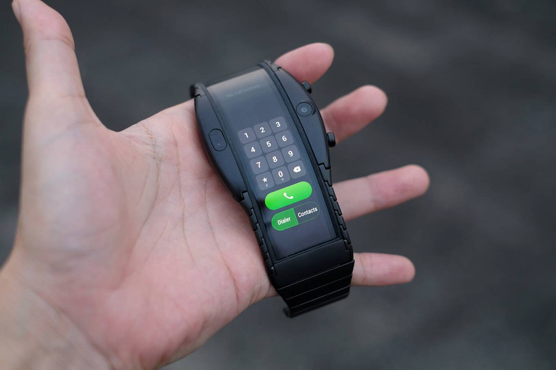 Người dùng có thể thao tác nhắn tin và gọi điện trực tiếp trên đồng hồ nhưng do bề ngang hẹp, dùng ngón tay chạm khá khó khăn.