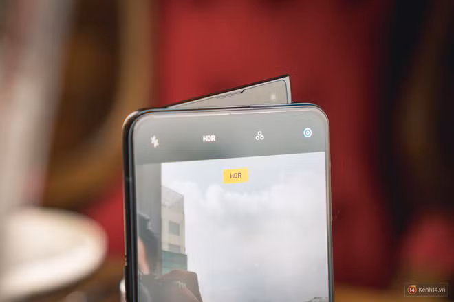 Bạn đã từng thấy kiểu camera thò thụt lạ đời vậy chưa? Oppo Reno đang là sản phẩm đầu tiên có thiết kế độc đáo này đấy.