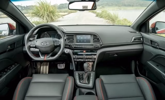 Không gian bản Sport dùng da đen, chỉ may màu đỏ.