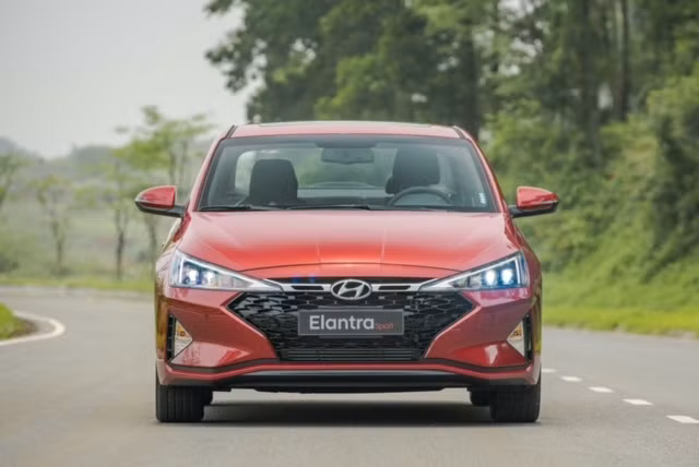 Elantra Sport được gắn thêm bodykit thể thao.
