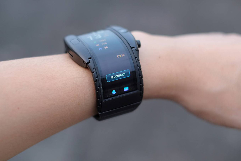 Phần viền màn hình cong tràn sang hai bên cạnh. Tổng thể thiết kế của Nubia Alpha hơi thô, thiếu đi các nét mềm mại cần thiết. Nhà sản xuất có dán sẵn một lớp bảo vệ màn hình. Máy được trang bị bộ xử lý dành cho smartwatch là Snapdragon Wear 2100, 1 GB RAM và bộ nhớ trong 8 GB. Pin đi kèm dung lượng 500 mAh và được Nubia hứa hẹn có thể dùng một đến hai ngày với nhu cầu cơ bản. 