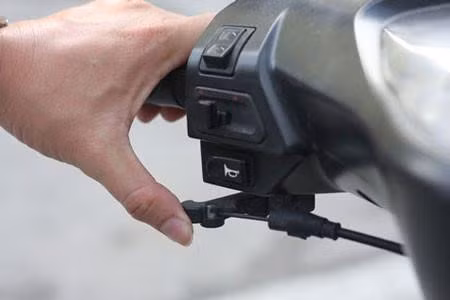 Kéo cần gạt gió (air gió/le gió) giúp xe dễ nổ máy hơn. Ảnh: Giao thông vận tải