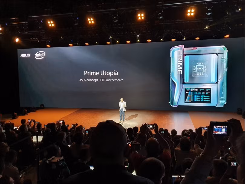 Một trong các CEO của Asus giới thiệu về concept Prime Utopia, chiếc bo mạch cực kỳ mạnh mẽ có tích hợp màn hình LCD điều khiển.