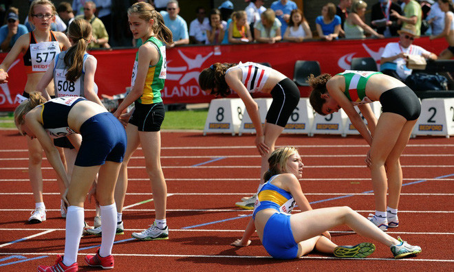 Chơi thể thao hoặc thi đấu dưới trời nắng sẽ làm tăng nguy cơ sốc nhiệt Chơi thể thao hoặc thi đấu dưới trời nắng sẽ làm tăng nguy cơ sốc nhiệt