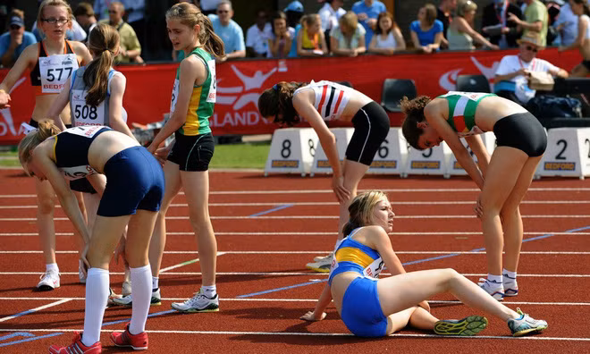 Chơi thể thao hoặc thi đấu dưới trời nắng sẽ làm tăng nguy cơ sốc nhiệt