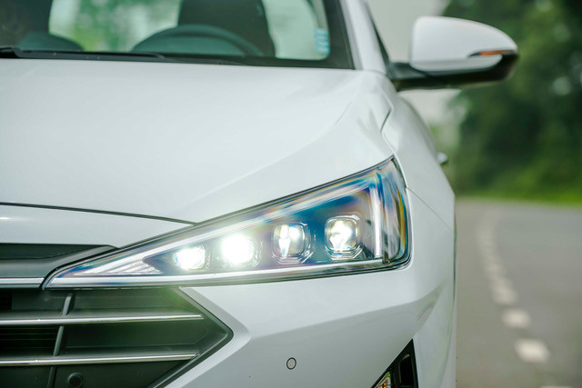 Đèn pha gồm 4 bóng LED projector.