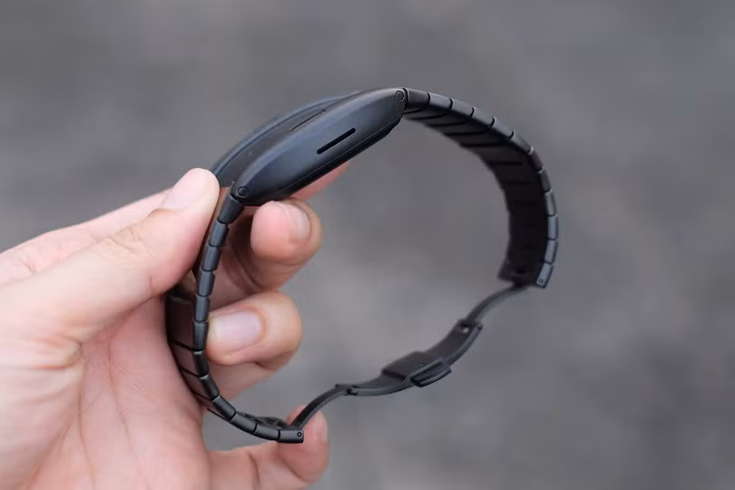 Nếu chỉ so về độ mỏng, máy chỉ tương đương với các mẫu đồng hồ thông minh hỗ trợ thể thao như Garmin Fenix 5s hay Amazfit Stratos do đòi hỏi chip GPS và các cảm biến chuyên dụng khác. 