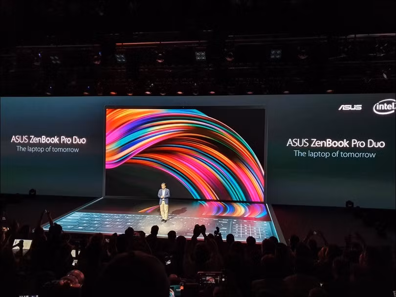 Ông Samson Hu, đồng CEO Asus, giới thiệu chiếc Asus Duo Pro với hai màn hình.