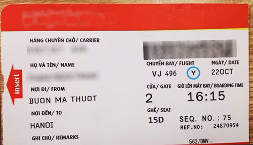 Việc đăng thông tin vé máy bay lên mạng xã hội là không nên. Ảnh: Minh Khôi