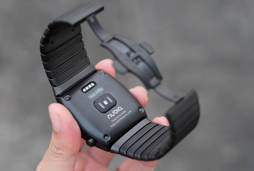 Tương tự các mẫu đồng hồ thông minh khác, Nubia Alpha có cảm biến đo nhịp tim bên dưới. Máy cũng có đầy đủ các chương trình tập luyện, hỗ trợ liên quan đến sức khỏe.