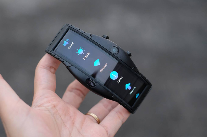 Tại thị trường quốc tế, Nubia Alpha giá 510 USD cho bản kết nối Bluetooth, trong khi đó bản hỗ trợ eSIM có giá từ 624 USD. Model nhập về Việt Nam chỉ có kết nối Bluetooth giá 10 triệu đồng.