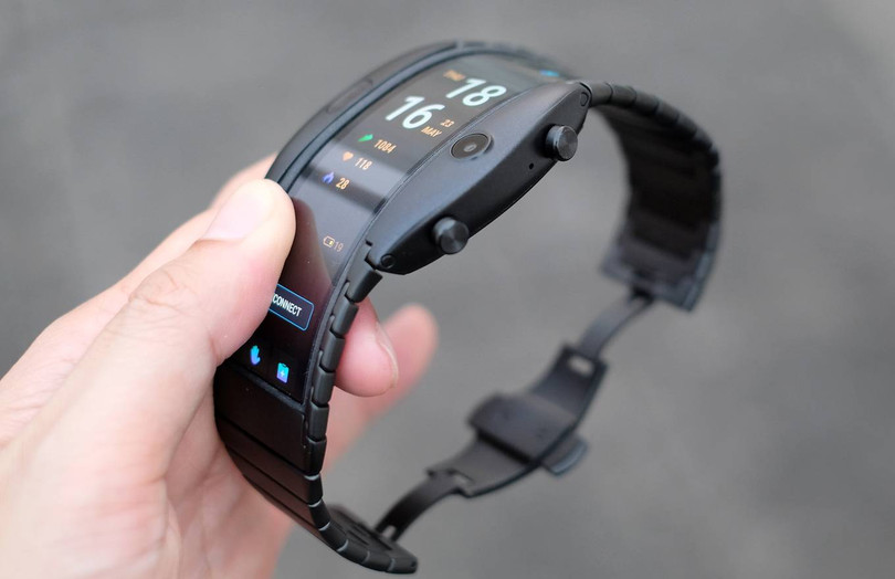 Hai phím cứng ở cạnh bên đều có thể xoay và bấm để tùy chọn tính năng khá dễ dàng. Ngay bên cạnh là micro cho đàm thoại. Nubia Alpha có hai phiên bản với một chỉ có kết nối Bluetooth, hoạt động đi kèm điện thoại và một đi kèm eSIM có thể hoạt động độc lập nhưng mới chỉ dùng được ở Trung Quốc. 