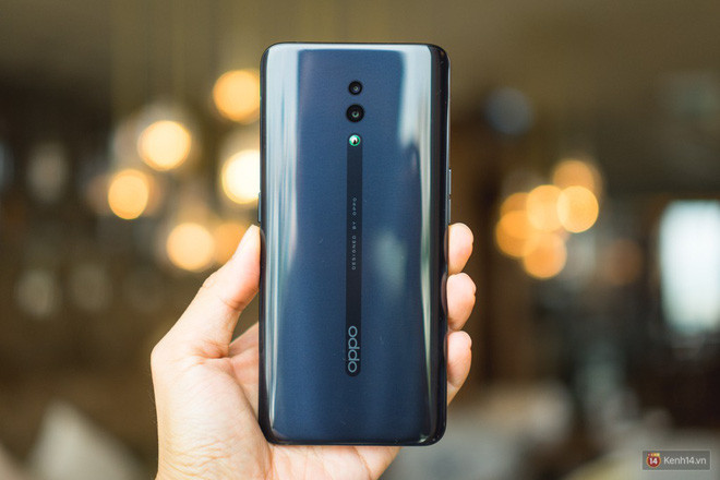 Sử dụng tấm nền AMOLED với độ phân giải Full HD+, người dùng có thể thoải mái trải nghiệm các video độ phân giải cao hoặc đắm chìm trong các tựa game đồ họa đỉnh.