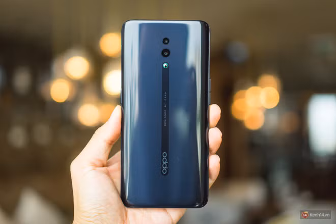 Sử dụng tấm nền AMOLED với độ phân giải Full HD+, người dùng có thể thoải mái trải nghiệm các video độ phân giải cao hoặc đắm chìm trong các tựa game đồ họa đỉnh.