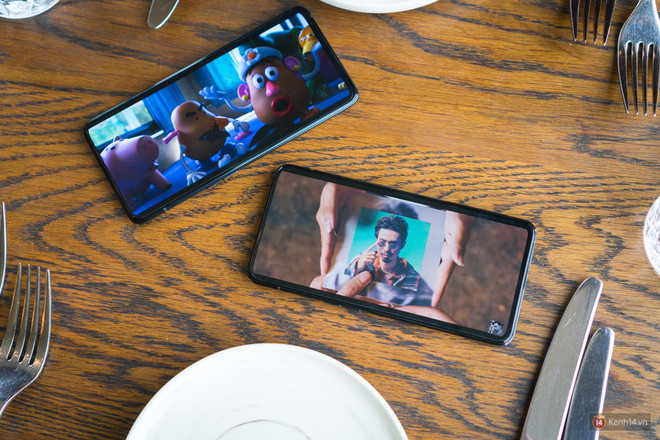 Sử dụng tấm nền AMOLED với độ phân giải Full HD+, người dùng có thể thoải mái trải nghiệm các video độ phân giải cao hoặc đắm chìm trong các tựa game đồ họa đỉnh.