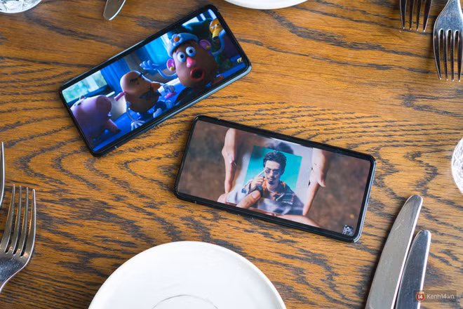 Sử dụng tấm nền AMOLED với độ phân giải Full HD+, người dùng có thể thoải mái trải nghiệm các video độ phân giải cao hoặc đắm chìm trong các tựa game đồ họa đỉnh.