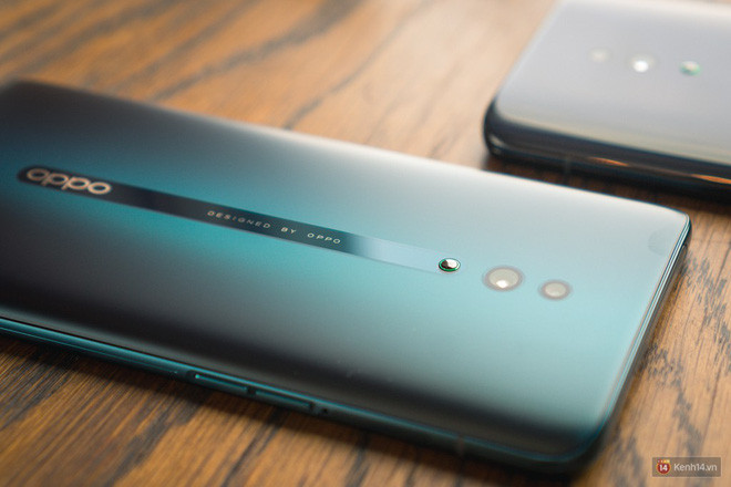 Ở một góc nhìn khác, bạn sẽ thấy rõ camera sau này chìm xuống như thế nào và tạo một thiết kế liền mạch hơn.