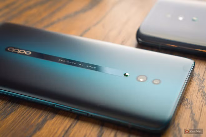 Ở một góc nhìn khác, bạn sẽ thấy rõ camera sau này chìm xuống như thế nào và tạo một thiết kế liền mạch hơn.