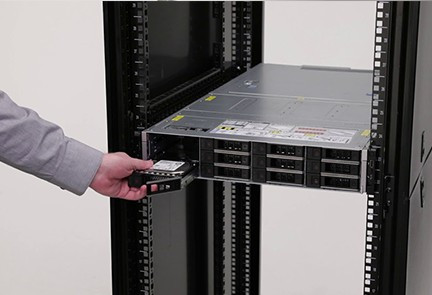 Việc làm mát của hệ thống máy chủ được xử lý bởi sáu mô-đun quạt trải thành một hàng phía sau khay ổ đĩa bên trong