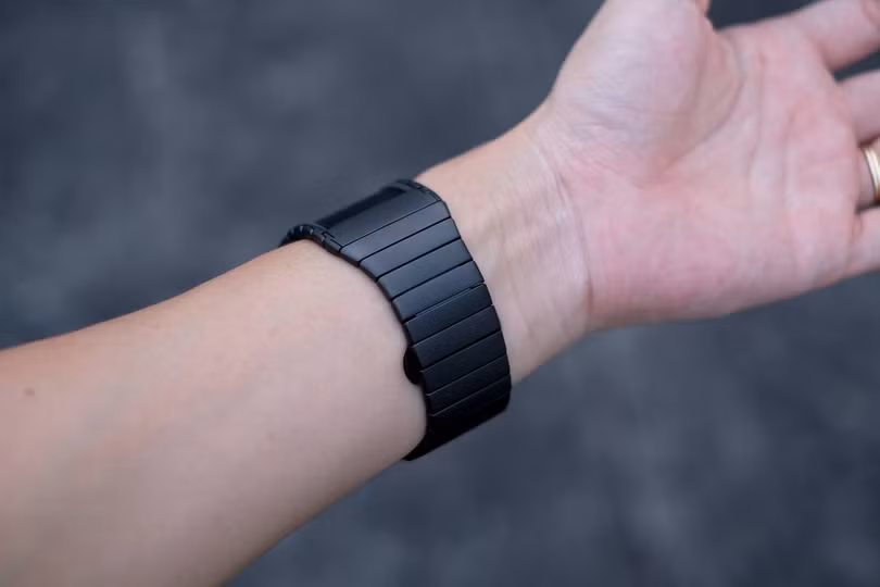 Dây đeo của máy bằng kim loại và gắn 