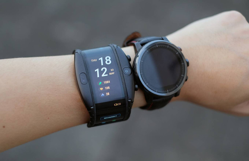 Nubia Alpha có kích thước khá lớn khi đeo trên tay. Trọng lượng của máy cũng gần gấp đôi một mẫu sportwatch khác bên cạnh của Amazfit. Tuy nhiên, cảm giác đeo vẫn khá tốt, có độ ôm tay, không bị cấn dù hơi nặng. Sản phẩm không thực sự phù hợp với người dùng Việt do cổ tay nhỏ. Người dùng là nữ giới gần như không thể sử dụng chiếc đồng hồ này một cách bình thường. 