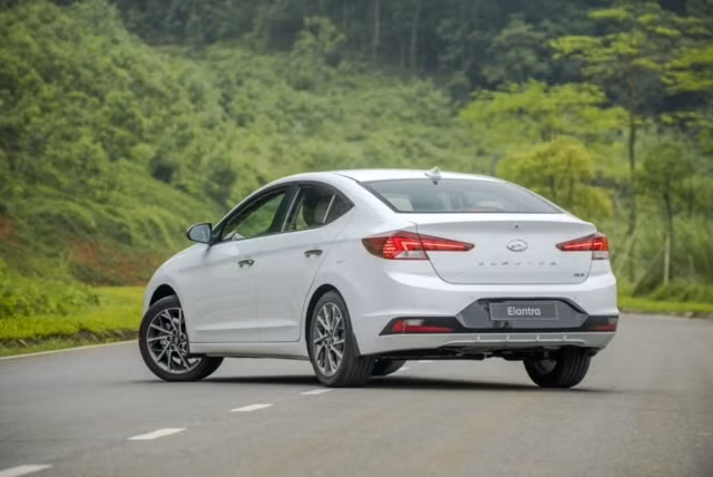 Cụm đèn hậu dùng bóng LED, tạo hình tia sét