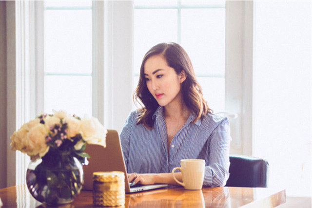 Giữ khoảng cách hợp lí từ mắt đến màn hình