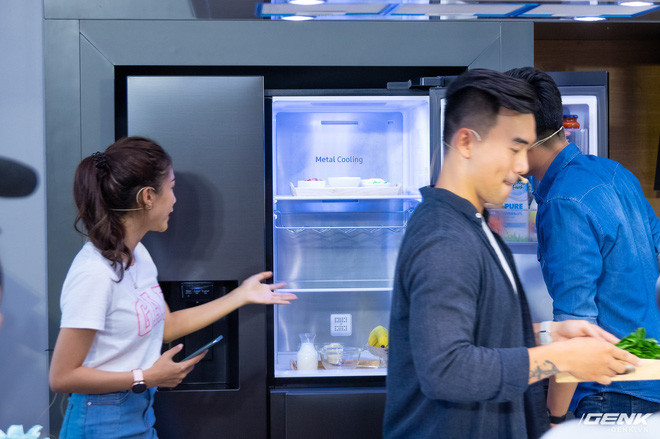 Các thao tác mở đóng tủ lạnh nhiều lần khiến thất thoát nhiệt và tốn điện để làm lạnh trở lại. Samsung đưa ra công nghệ Metal Cooling giúp làm lạnh sâu, bù đắp lượng nhiệt mất đi hứa hẹn là giải pháp lý tưởng cho vấn đề này, giúp tiết kiệm điện năng hoạt động Các thao tác mở đóng tủ lạnh nhiều lần khiến thất thoát nhiệt và tốn điện để làm lạnh trở lại. Samsung đưa ra công nghệ Metal Cooling giúp làm lạnh sâu, bù đắp lượng nhiệt mất đi hứa hẹn là giải pháp lý tưởng cho vấn đề này, giúp tiết kiệm điện năng hoạt động