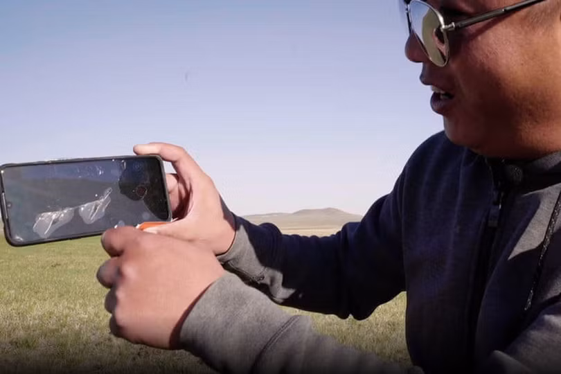 Nó chỉ nứt màn hình và bộ khung vẫn được giữ nguyên. Ảnh: Digital Trends.