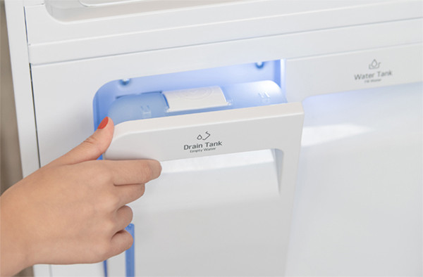 Phía dưới tủ có khay chứa nước sạch và khay xả nước bẩn Phía dưới tủ có khay chứa nước sạch và khay xả nước bẩn