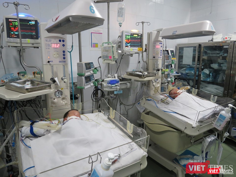 Sau ca mổ, hai bé đã được chuyển đến phòng hồi sức để theo dõi và chăm sóc. Ảnh: Anh Thư