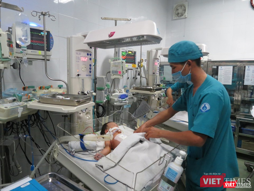 Y tá đang chăm sóc hai bé song sinh được tách thành công. Ảnh: Anh Thư