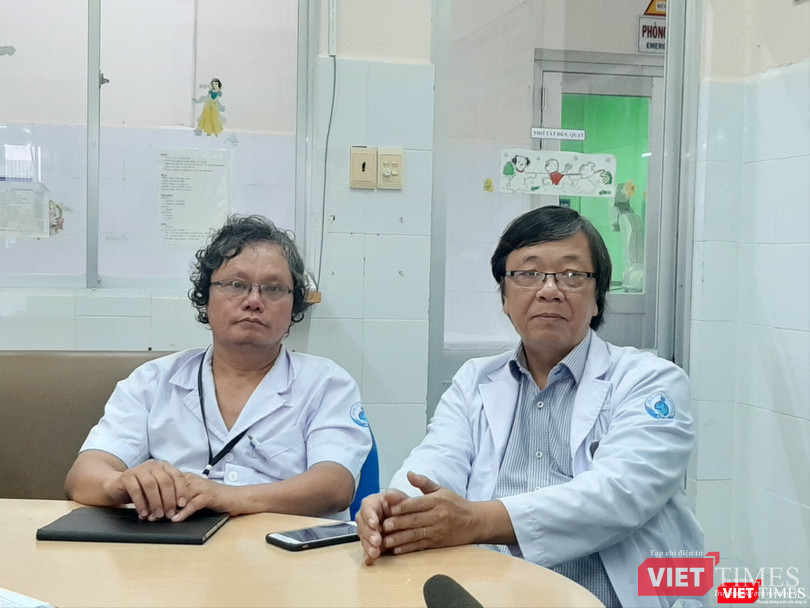 Bác sĩ Trương Hữu Khanh,Trưởng khoa Nhiễm - Thần kinh và bác sĩ Đào Trung Hiếu, Phó Giám đốc BV Nhi đồng 1 thông tin về ca phẫu thuật tách hai bé song sinh Bác sĩ Trương Hữu Khanh,Trưởng khoa Nhiễm - Thần kinh và bác sĩ Đào Trung Hiếu, Phó Giám đốc BV Nhi đồng 1 thông tin về ca phẫu thuật tách hai bé song sinh