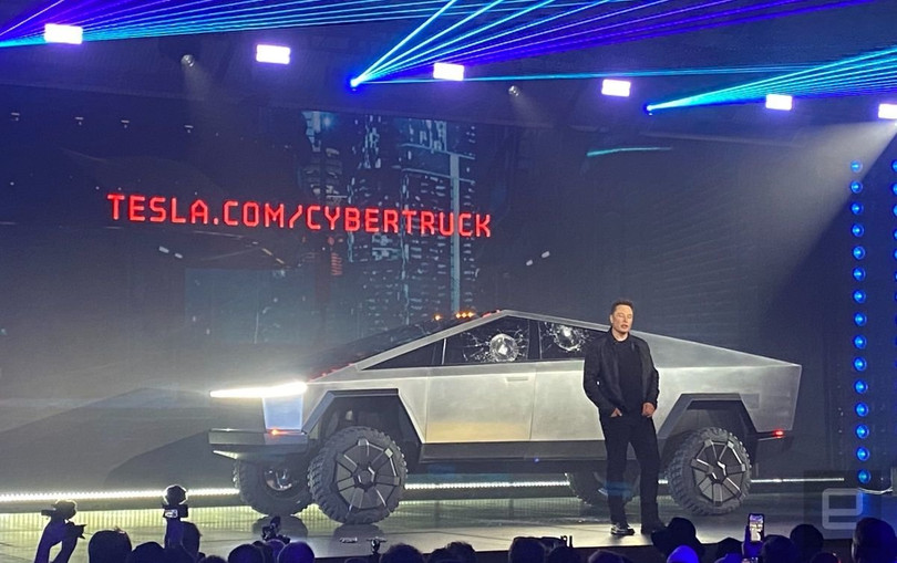 Tỷ phú Elon Musk cùng siêu xe Cybertruck trong buổi ra mắt xe mới. Ảnh: Engadget Ảnh: Engadget
