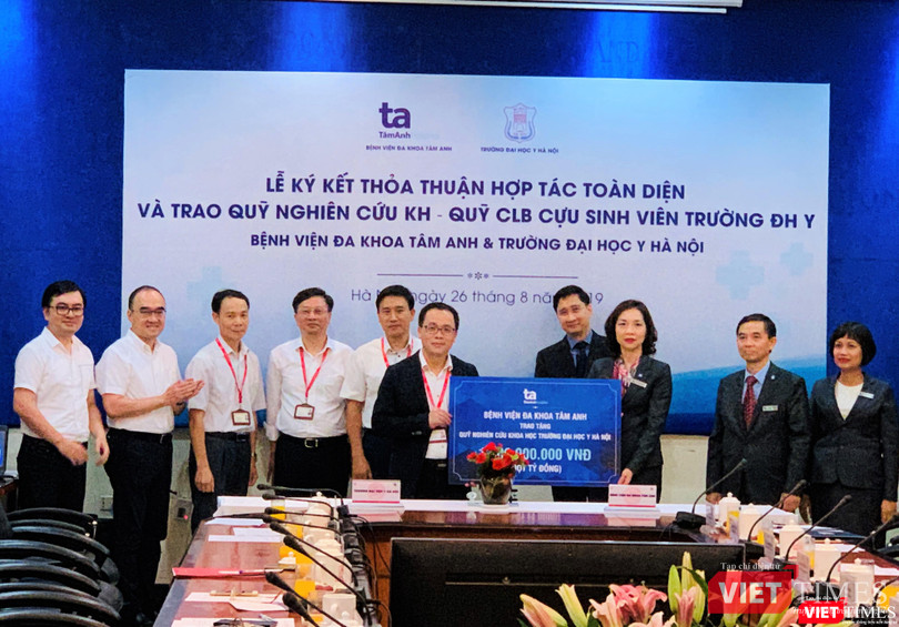 Tiếp nhận 1 tỷ đồng cho nghiên cứu khoa học ở Trường Đại học Y Hà Nội