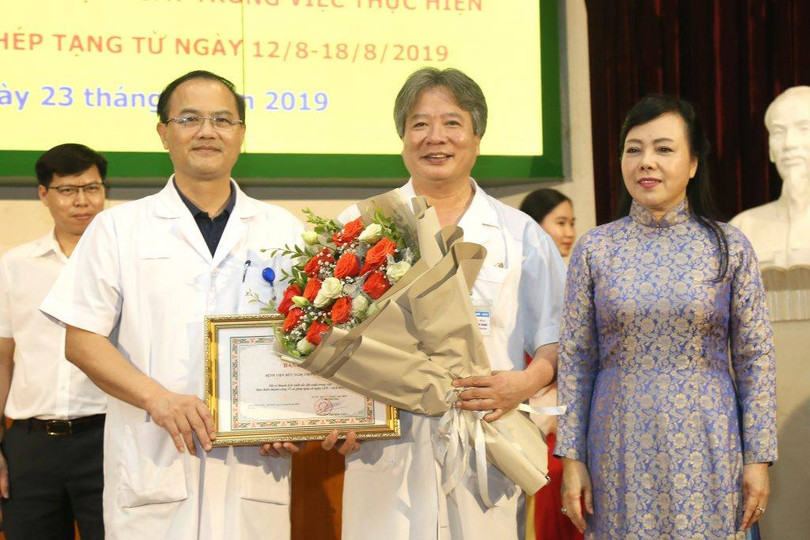 GS.TS. Trần Bình Giang - Giám đốc Bệnh viện Hữu nghị Việt Đức - nhận thưởng từ Bộ trưởng Nguyễn Thị Kim Tiến GS.TS. Trần Bình Giang - Giám đốc Bệnh viện Hữu nghị Việt Đức - nhận thưởng từ Bộ trưởng Nguyễn Thị Kim Tiến