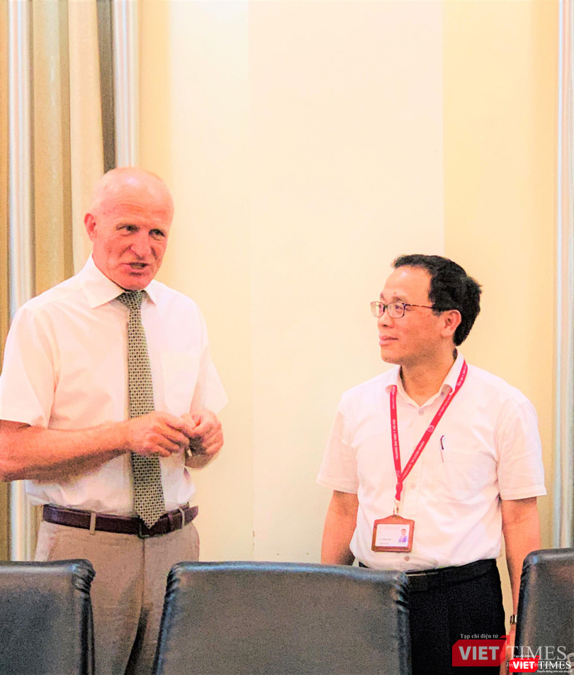 Viện sĩ Sidelnikov Nikolai Ivanovich và GS.TS. Tạ Thành Văn trao đổi về sự hợp tác cùng phát triển Viện sĩ Sidelnikov Nikolai Ivanovich và GS.TS. Tạ Thành Văn trao đổi về sự hợp tác cùng phát triển