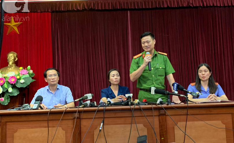 Tại cuộc họp báo trưa 7/8, Công an quận Cầu Giấy thông tin về vụ việc cháu bé tử vong do bị bỏ quên trên xe đưa đón Tại cuộc họp báo trưa 7/8, đại diện Công an quận Cầu Giấy thông tin về vụ việc cháu bé tử vong do bị bỏ quên trên xe