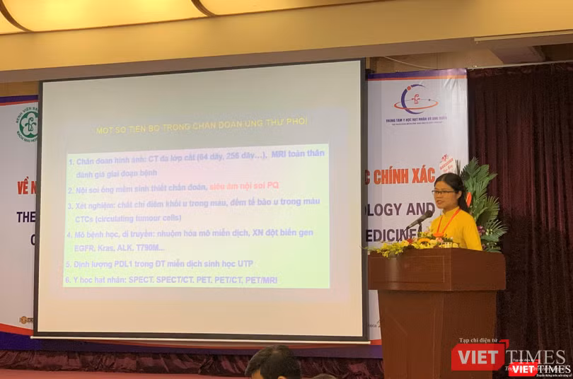 PGS.TS. Phạm Cẩm Phương – Giám đốc Trung tâm y học hạt nhân và ung bướu, Bệnh viện Bạch Mai) trình bày về “Một số tiến bộ trong chẩn đoán và điều trị ung thư phổi”