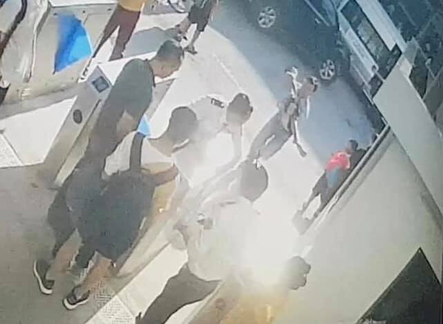 Camera ghi lại hình ảnh lúc cháu bé được đưa vào Camera ghi lại hình ảnh lúc cháu bé được đưa vào