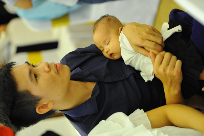 Người bố trẻ và đứa đứa con bé bỏng sinh ra nhờ TTTON