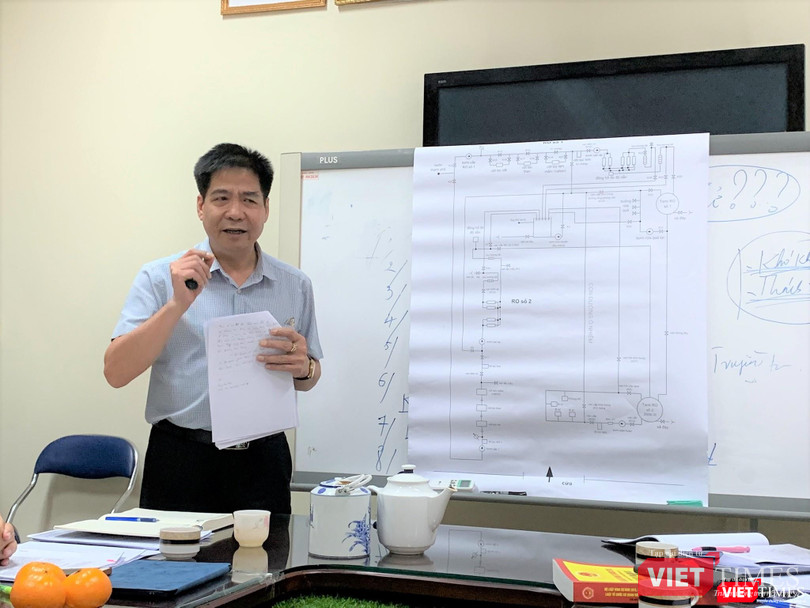 TS. Lê Thanh Hải - Viện trưởng Viện Trang thiết bị và Công trình y tế bên sơ đồ sục rửa màng RO TS. Lê Thanh Hải - Viện trưởng Viện Trang thiết bị và Công trình y tế bên sơ đồ sục rửa màng RO