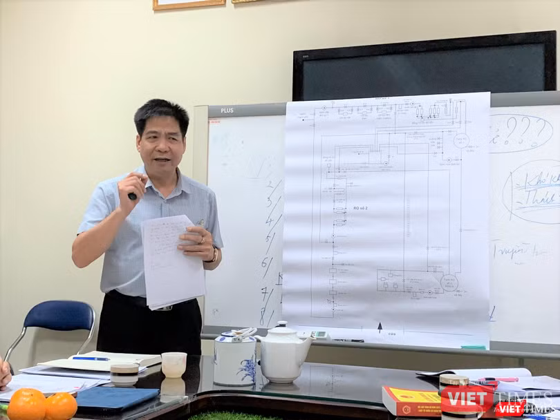 TS. Lê Thanh Hải - Viện trưởng Viện Trang thiết bị và Công trình y tế bên sơ đồ sục rửa màng RO 