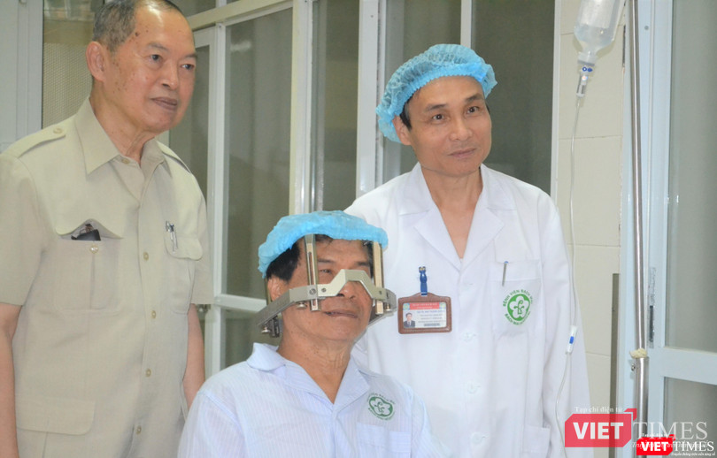 GS.TS. Mai Trọng Khoa theo dõi việc điều trị cho bệnh nhân ung thư