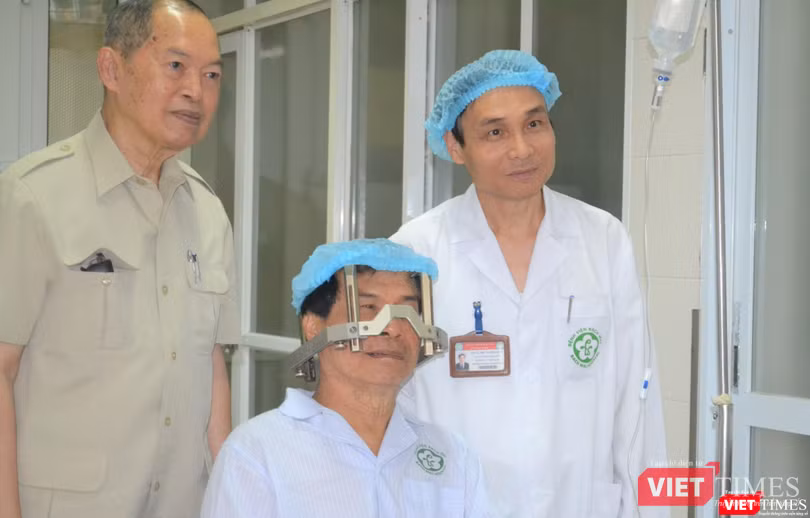 GS.TS. Mai Trọng Khoa thực hiện kỹ thuật mới trong điều trị cho bệnh nhân ung thư GS.TS. Mai Trọng Khoa theo dõi việc điều trị cho bệnh nhân ung thư